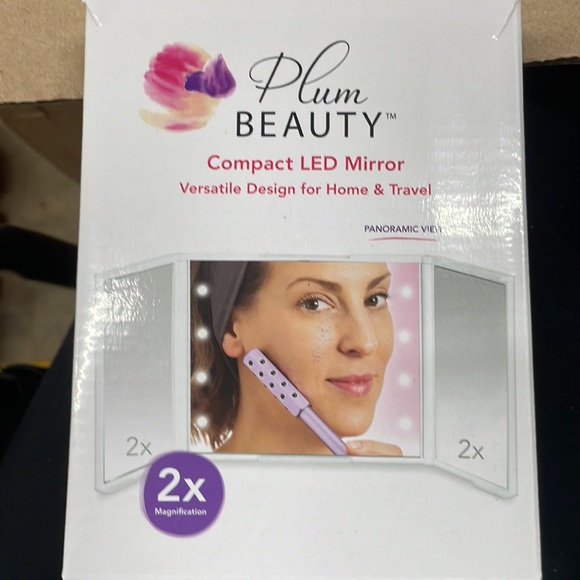 Compact LED Mirror and Flawless Facial Hair Remover - Picture 4 of 5